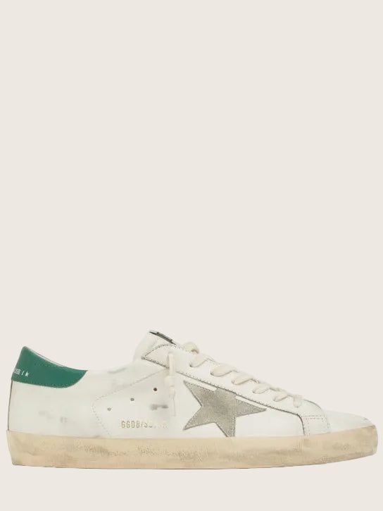 Golden Goose Superstar in pelle, con talloncino verde e iconica stella in suede.