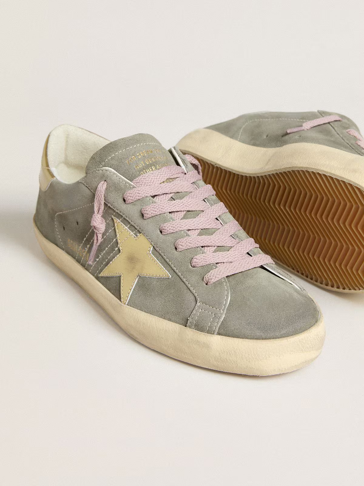 Golden Goose Super-Star Uomo in suede grigio con stella e talloncino in pelle laminata oro