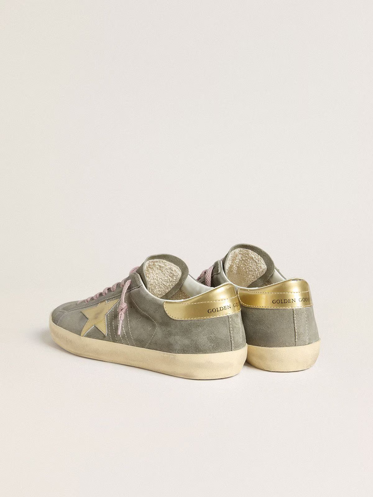 Golden Goose Super-Star Uomo in suede grigio con stella e talloncino in pelle laminata oro