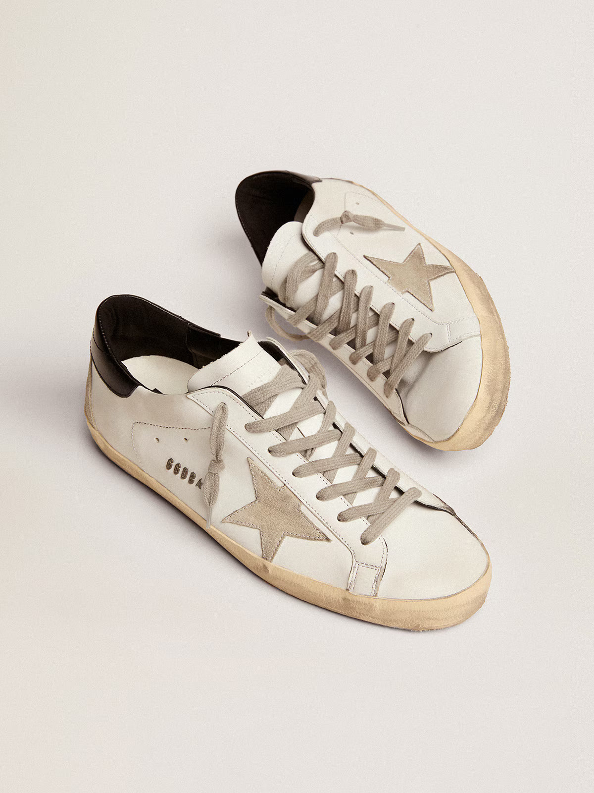 Golden Goose Super-Star Uomo con talloncino nero e metal studs lettering