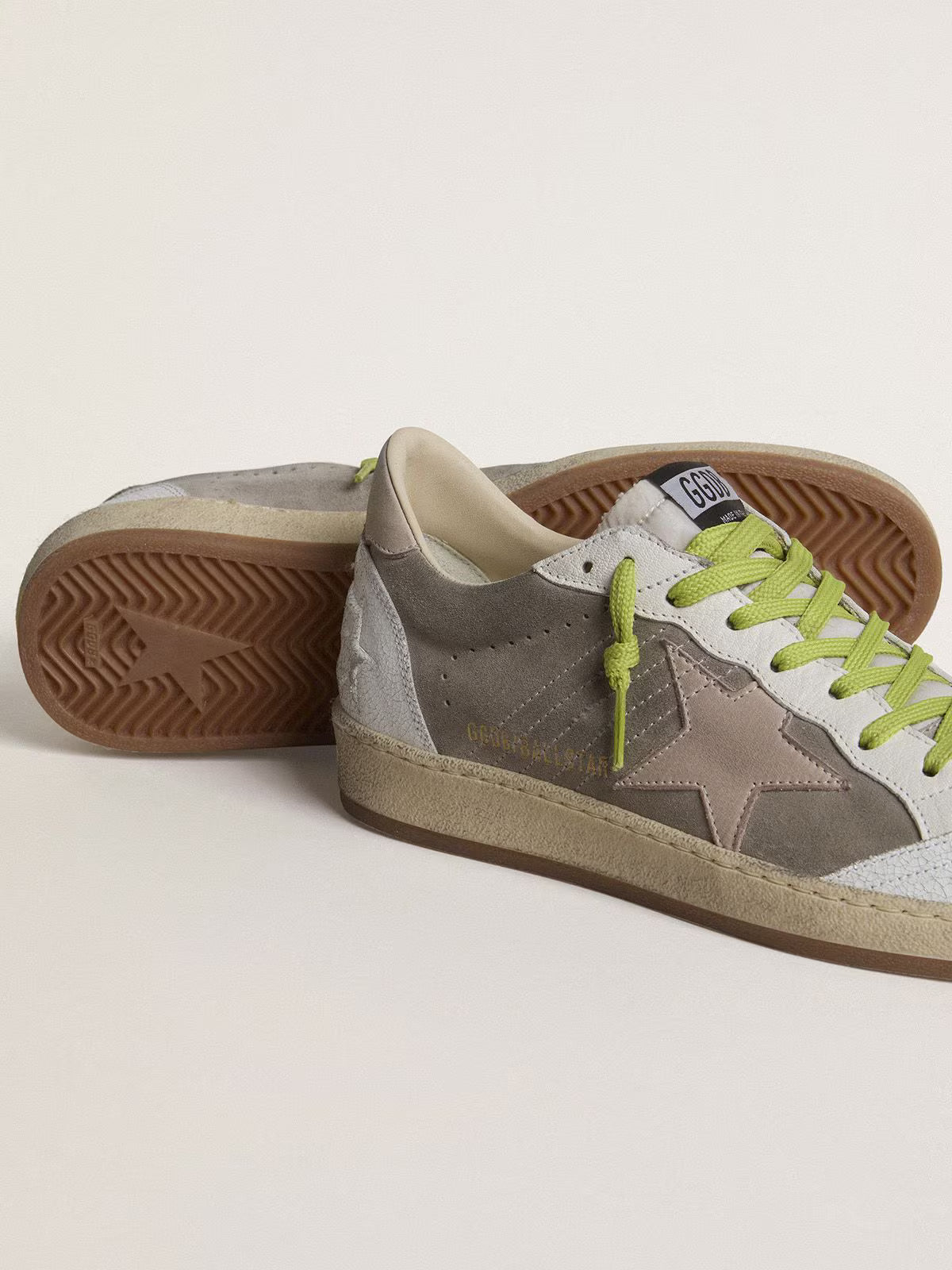 Golden Goose Ball Star Uomo in suede grigio con stella in suede rosa antico e talloncino in pelle beige