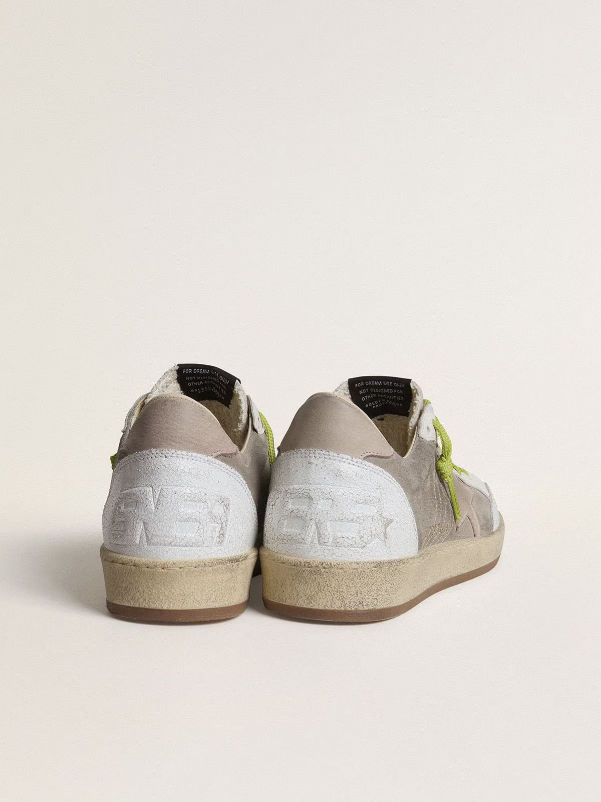Golden Goose Ball Star Uomo in suede grigio con stella in suede rosa antico e talloncino in pelle beige