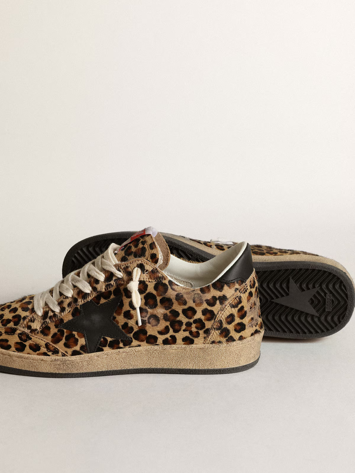 Golden Goose Ball Star Donna in cavallino leo con stella e talloncino in pelle nera