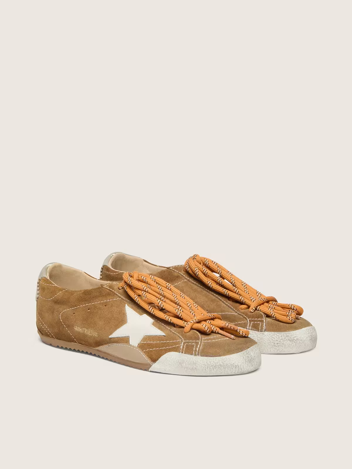 Golden Goose True-Star Donna in suede color tabacco con stella bianca e talloncino platino