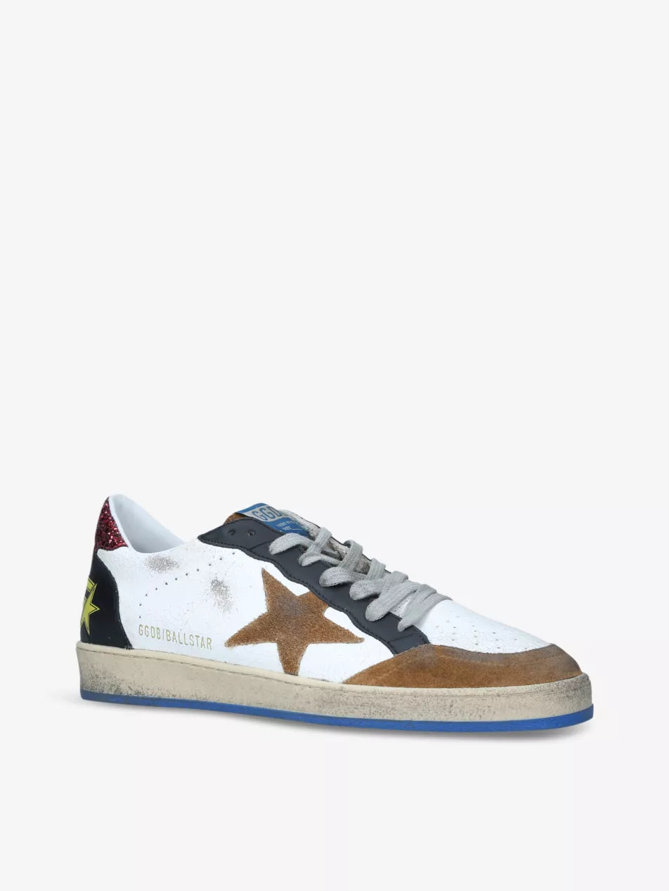 Golden Goose Ball Star in pelle bianca con stella suede marrone e talloncino glitter rosso