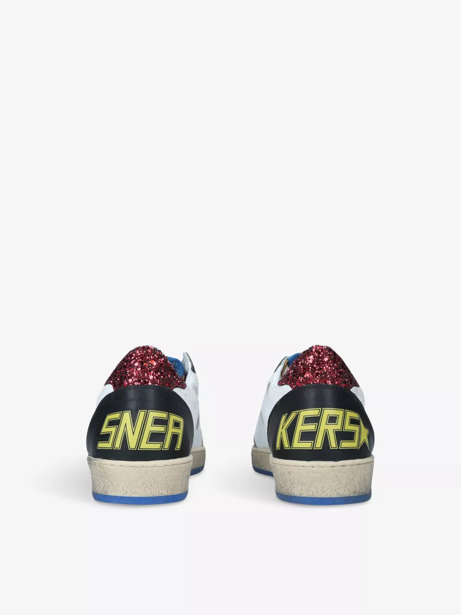 Golden Goose Ball Star in pelle bianca con stella suede marrone e talloncino glitter rosso