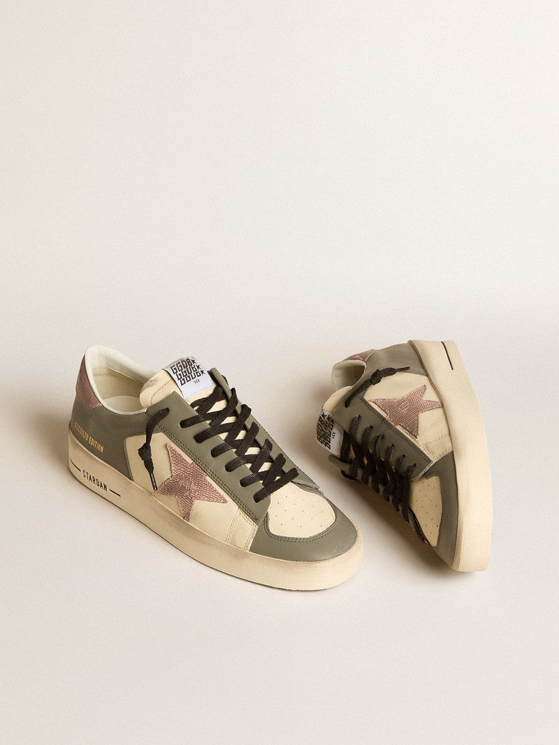 Golden Goose Stardan LTD  in pelle grigia, con stella e talloncino in pelle rosa.