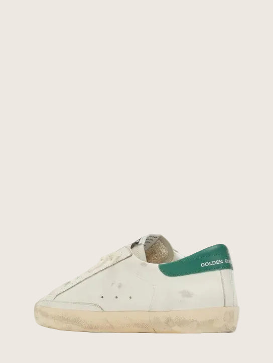 Golden Goose Superstar in pelle, con talloncino verde e iconica stella in suede.
