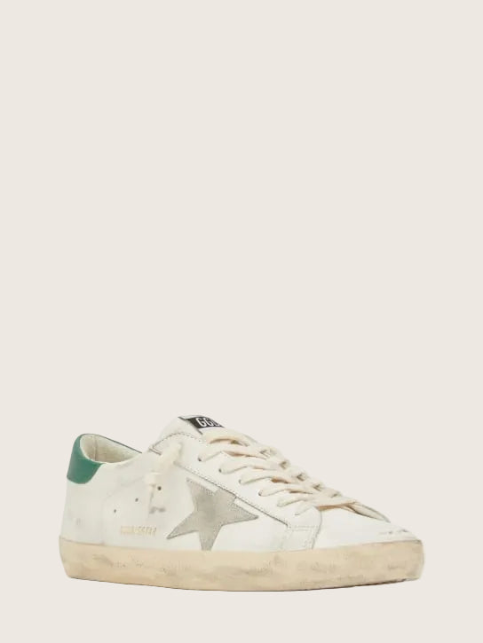 Golden Goose Superstar in pelle, con talloncino verde e iconica stella in suede.