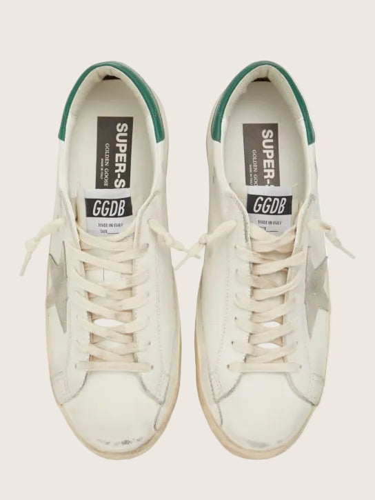 Golden Goose Superstar in pelle, con talloncino verde e iconica stella in suede.