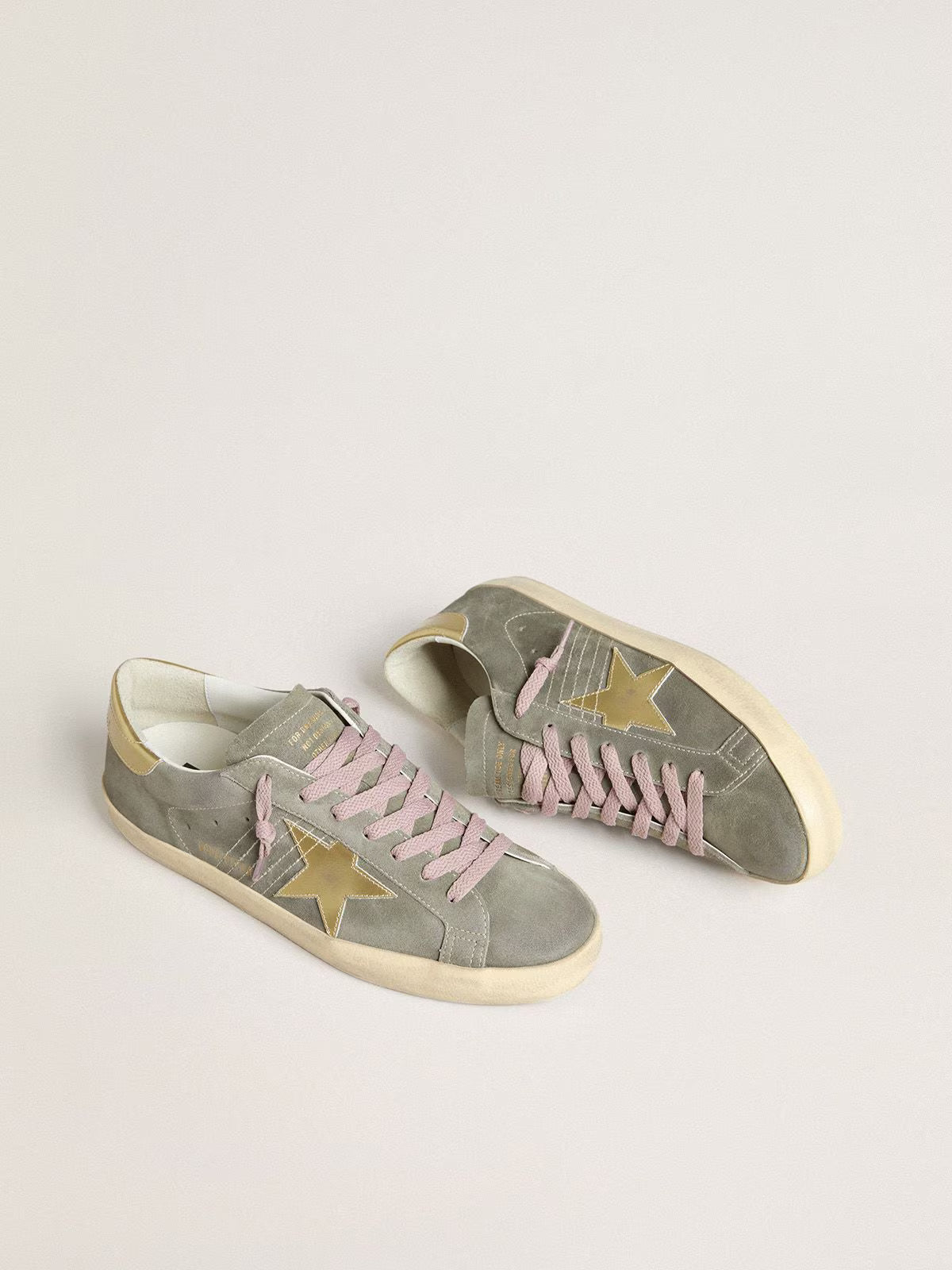 Golden Goose Super-Star Uomo in suede grigio con stella e talloncino in pelle laminata oro