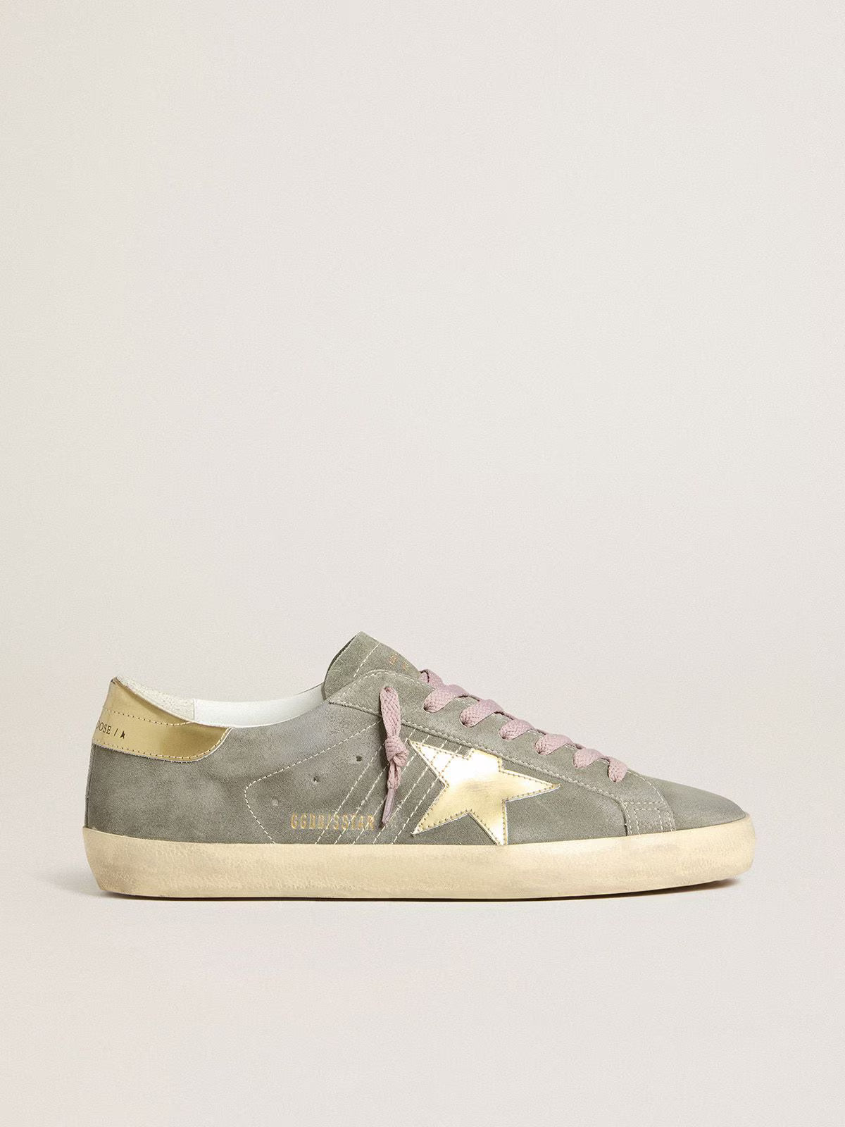 Golden Goose Super-Star Uomo in suede grigio con stella e talloncino in pelle laminata oro