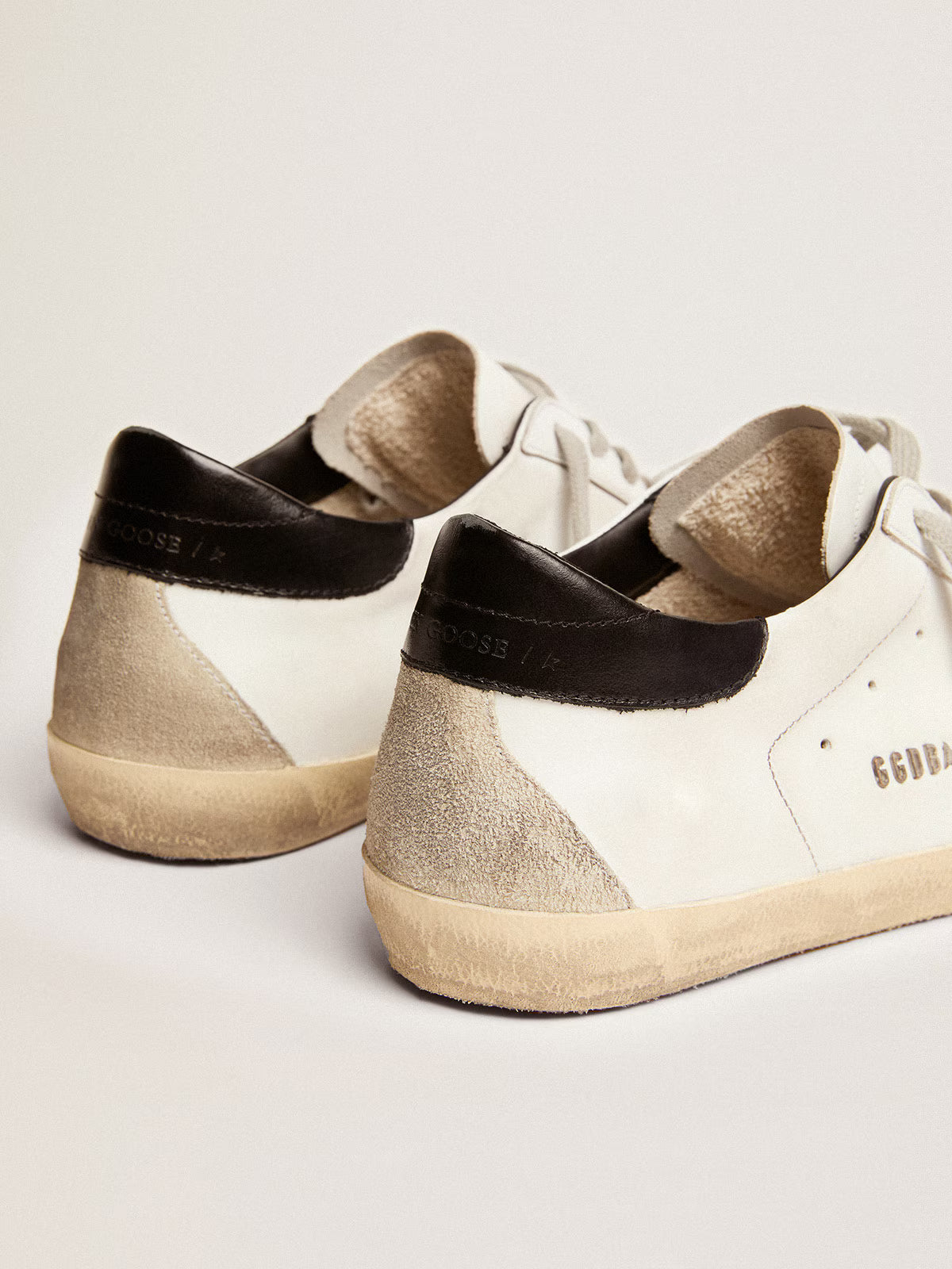 Golden Goose Super-Star Uomo con talloncino nero e metal studs lettering