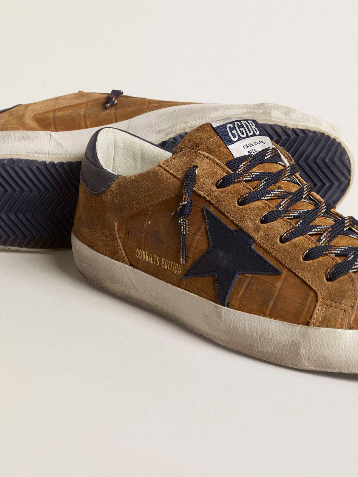 Golden Goose Super-Star LTD Uomo in pelle cocco color tabacco con stella e talloncino in pelle blu notte