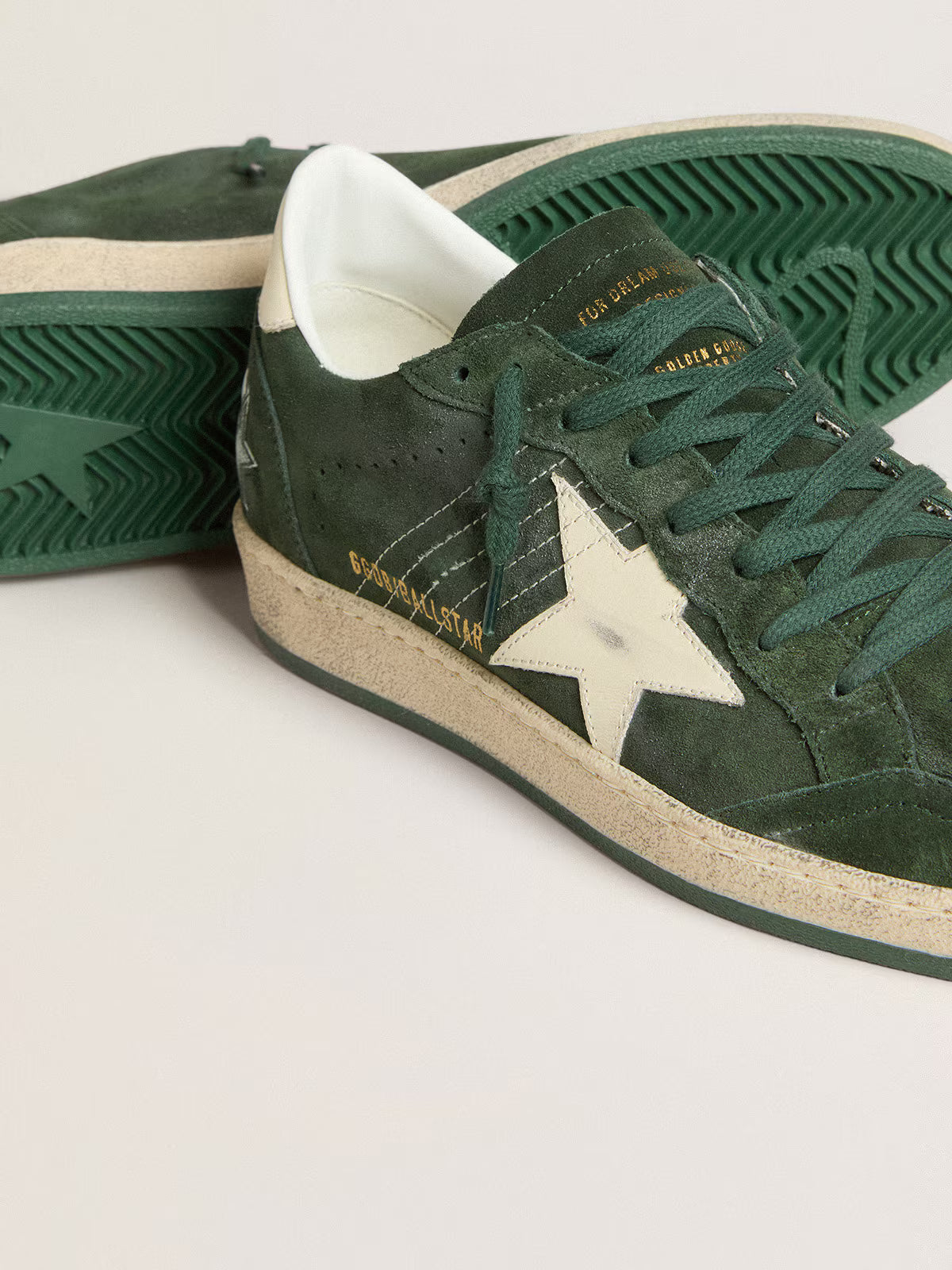 Golden Goose Ball Star Uomo in suede verde con stella e talloncino in pelle bianca
