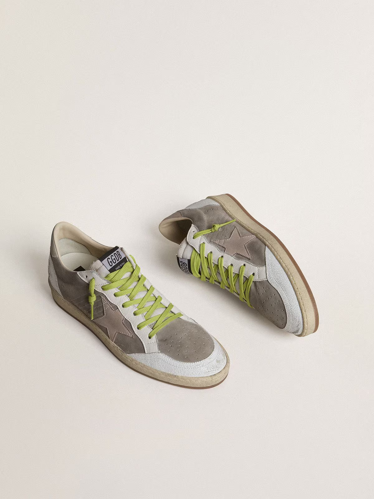 Golden Goose Ball Star Uomo in suede grigio con stella in suede rosa antico e talloncino in pelle beige