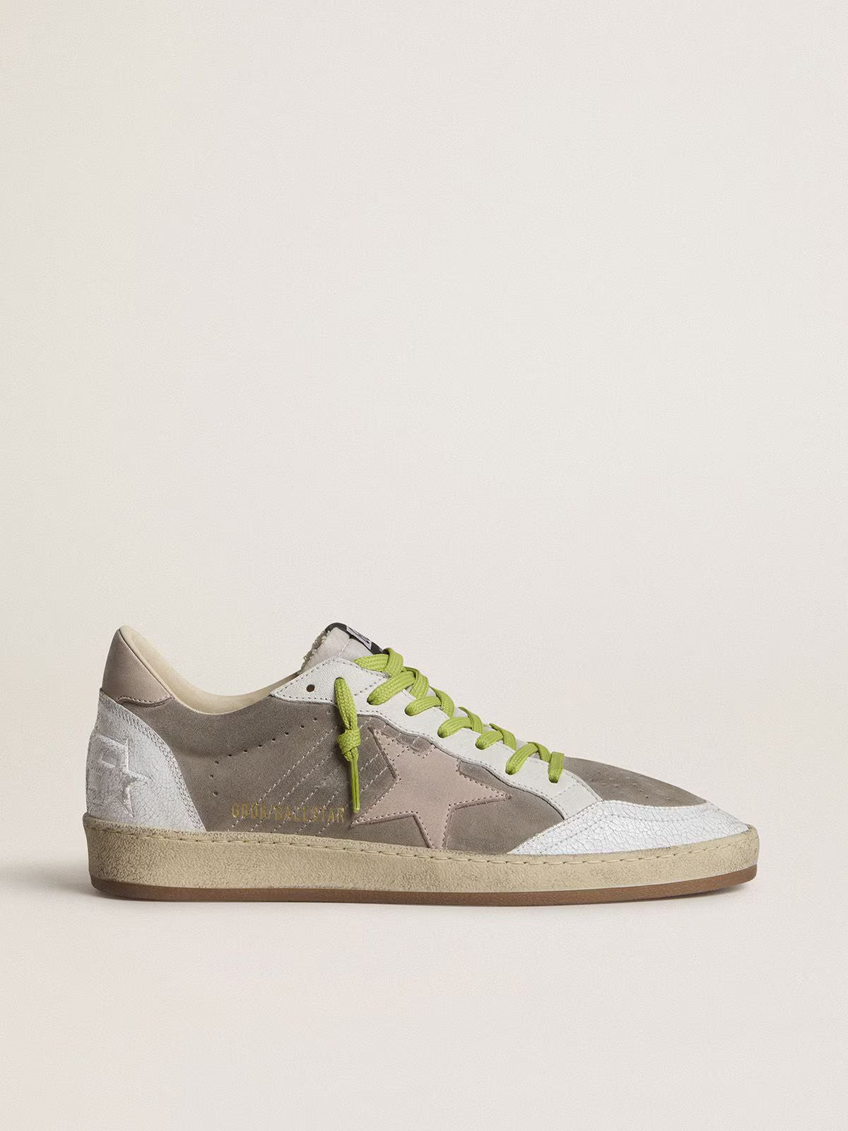 Golden Goose Ball Star Uomo in suede grigio con stella in suede rosa antico e talloncino in pelle beige