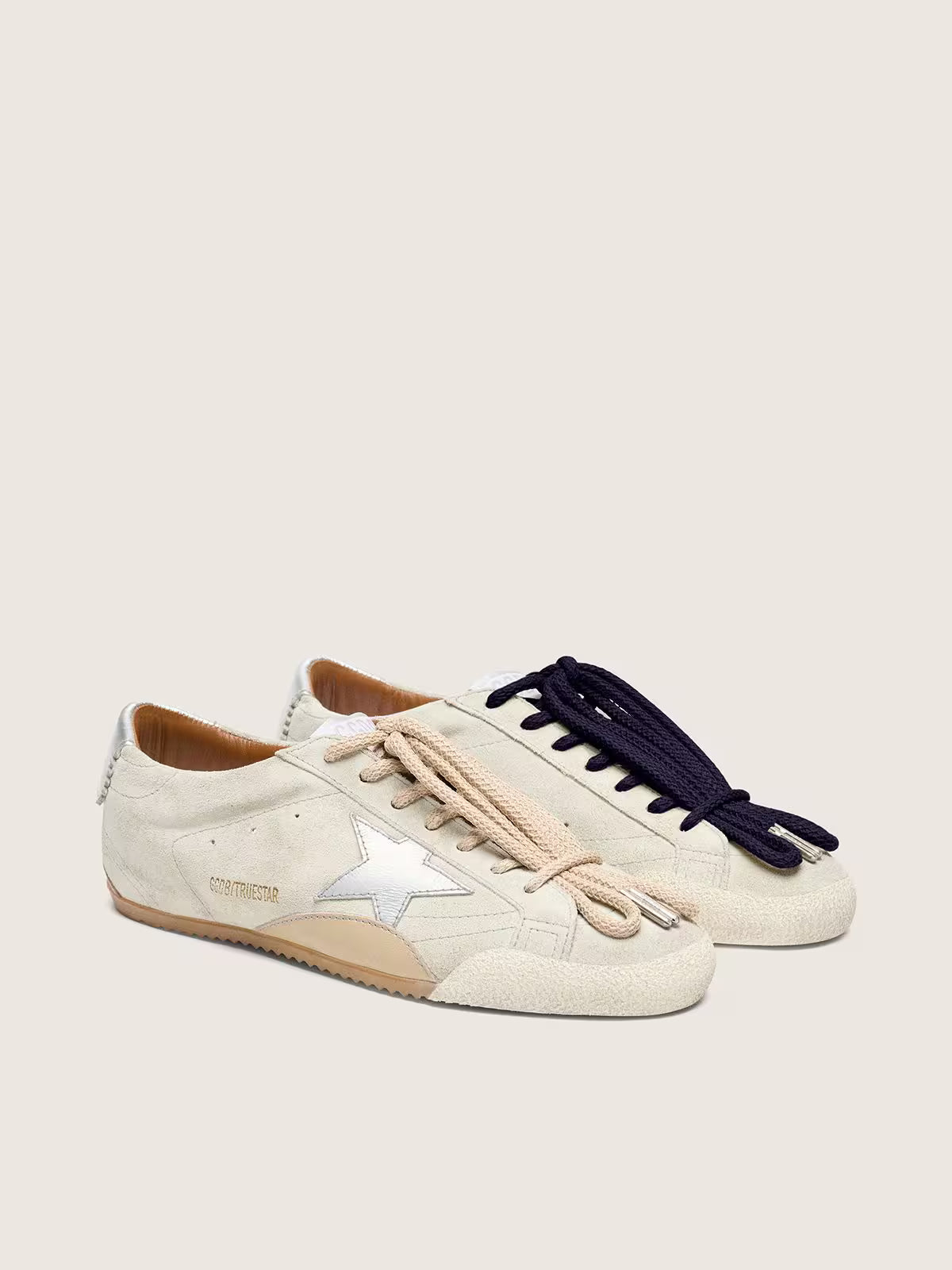 Golden Goose True-Star Uomo in suede grigio chiaro con stella e talloncino laminati argento