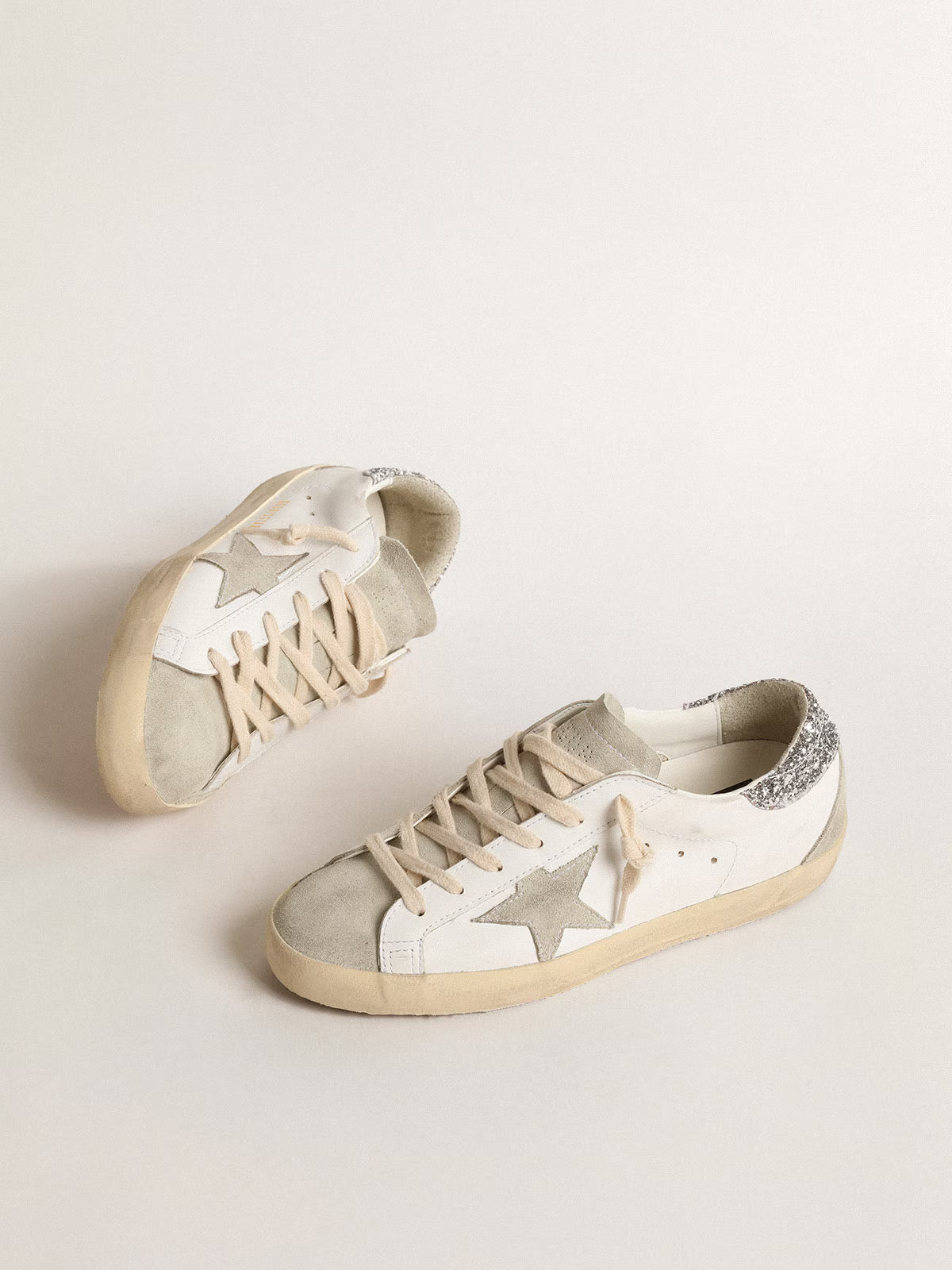 Golden Goose Super-Star Donna con stella grigia e talloncino in glitter argento