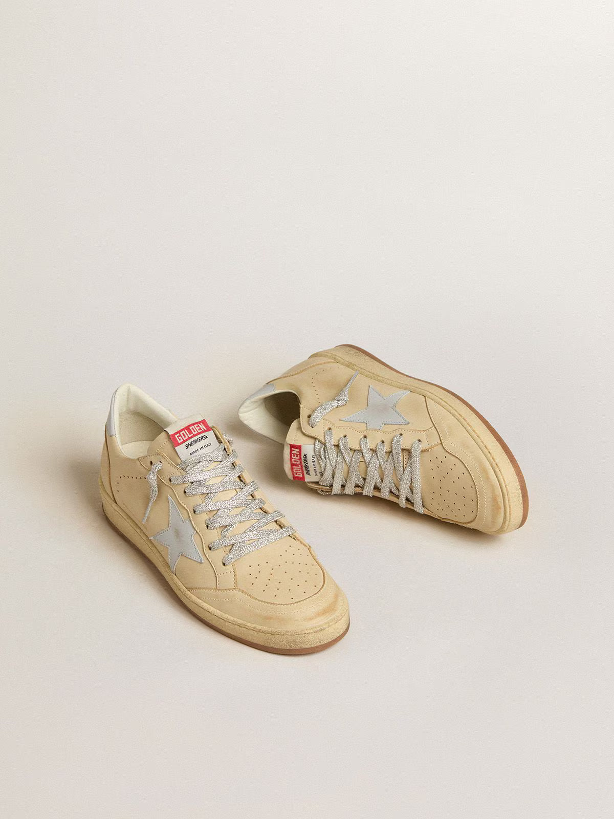 Golden Goose Ball Star Donna LTD in pelle color crema con stella e talloncino in pelle grigio chiaro