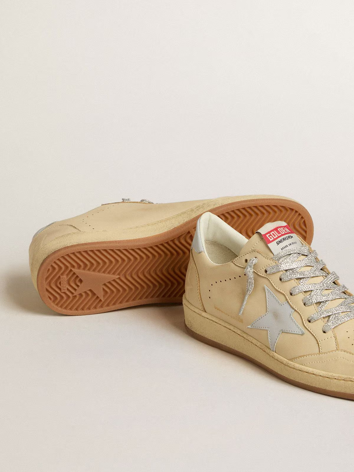 Golden Goose Ball Star Donna LTD in pelle color crema con stella e talloncino in pelle grigio chiaro