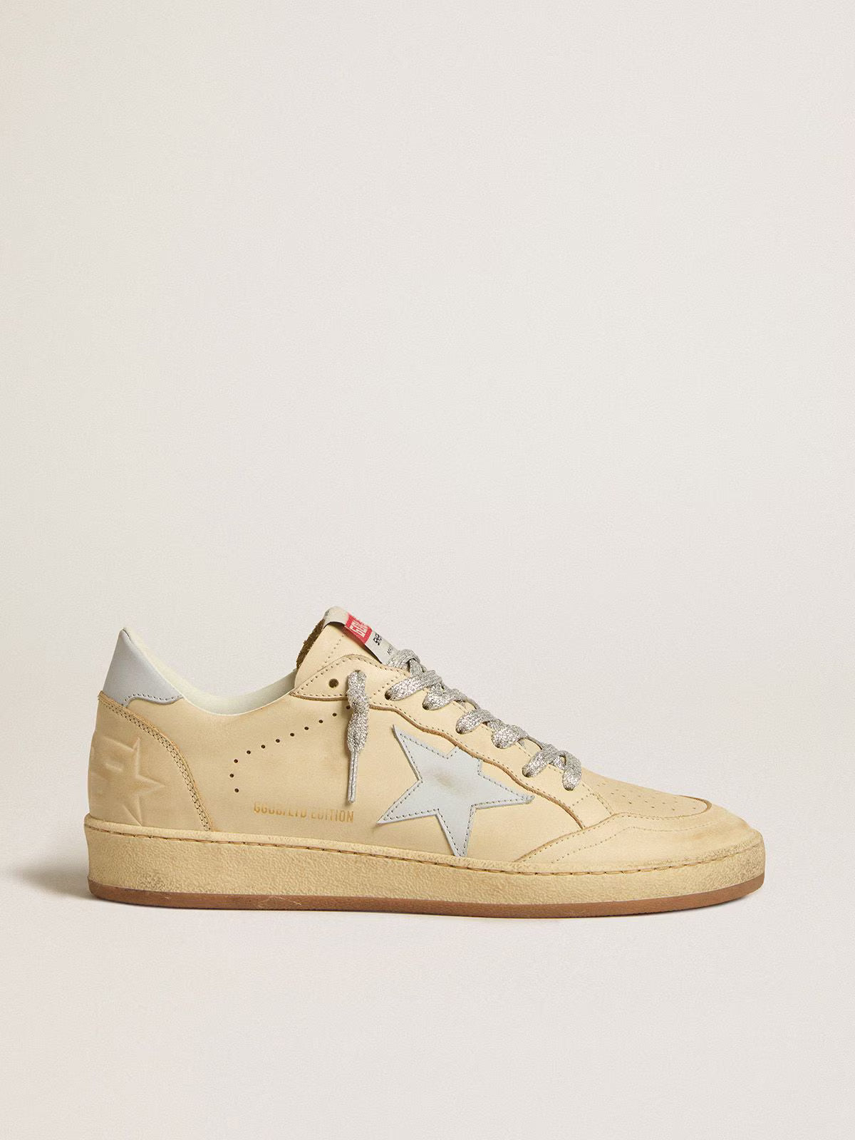 Golden Goose Ball Star Donna LTD in pelle color crema con stella e talloncino in pelle grigio chiaro