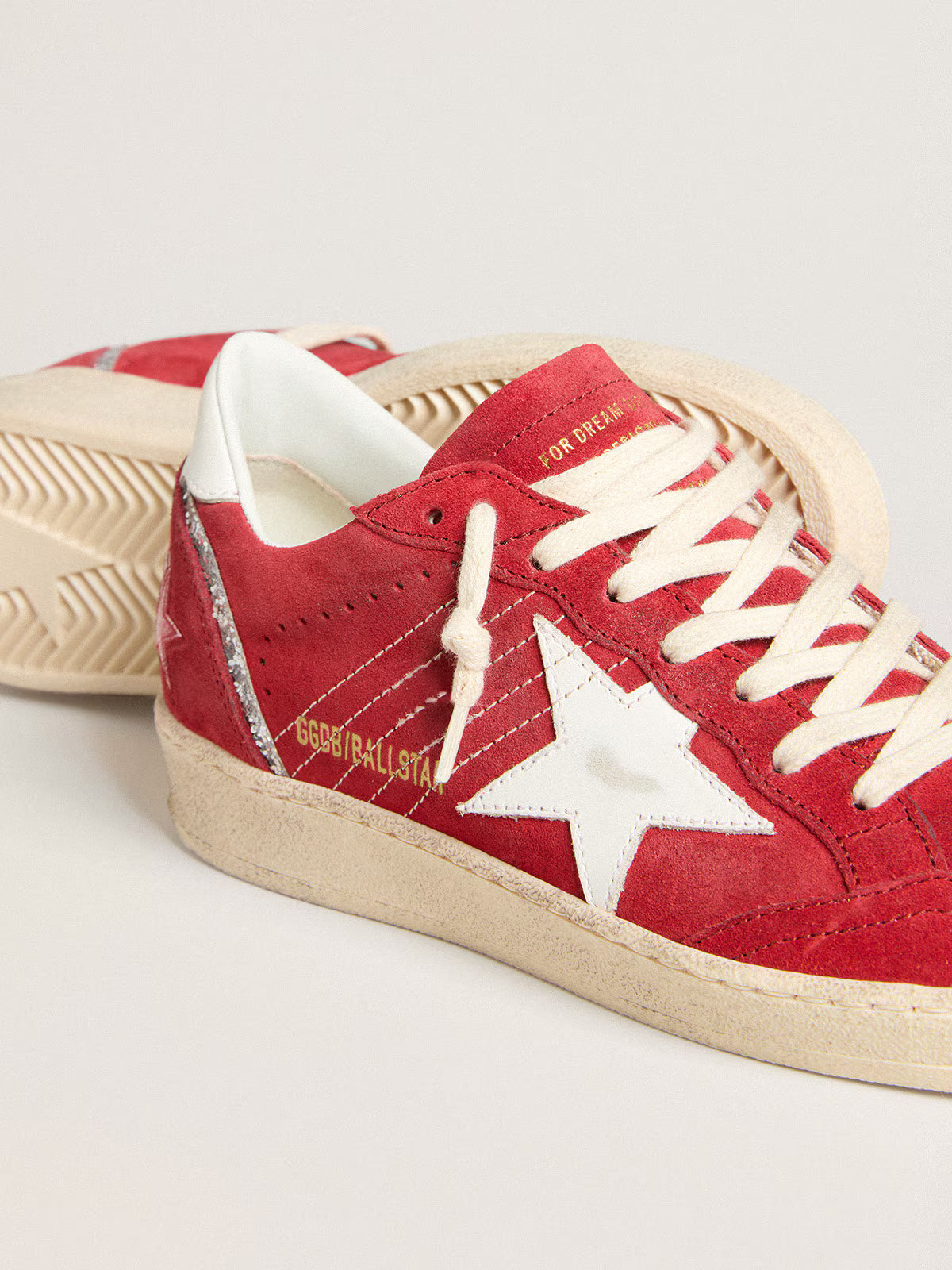 Golden Goose Ball Star in suede rosso con stella e talloncino in pelle bianca