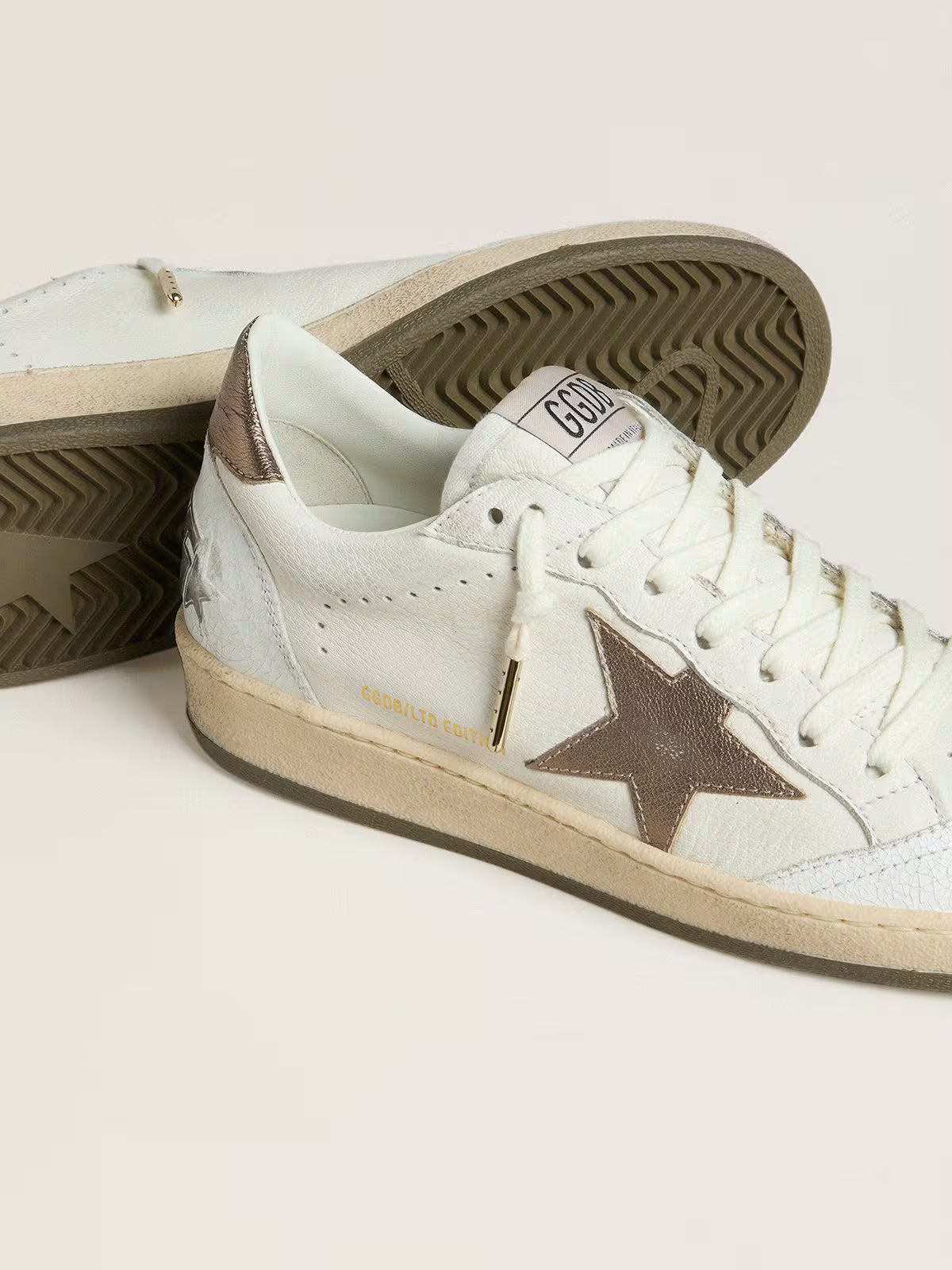 Golden Goose Ball Star Wishes donna in pelle bianca con stella in pelle laminata bronzo