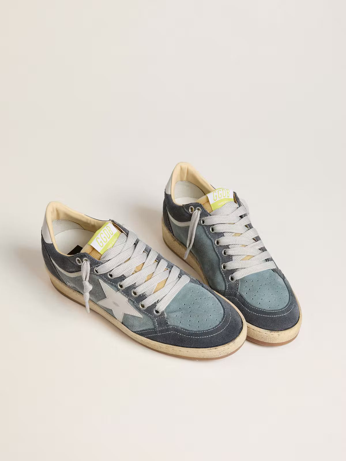 Golden Goose Ball Star Donna LTD in suede azzurro con stella e talloncino in pelle bianco latte