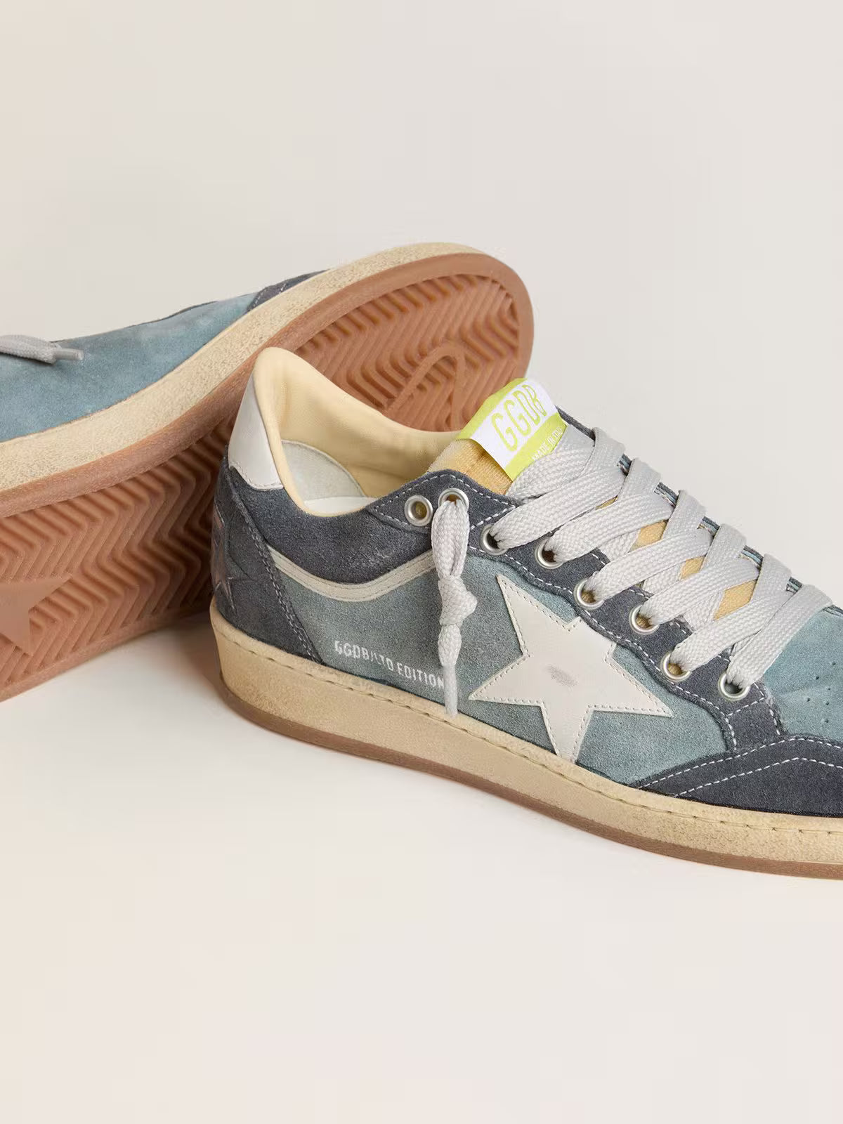 Golden Goose Ball Star Donna LTD in suede azzurro con stella e talloncino in pelle bianco latte