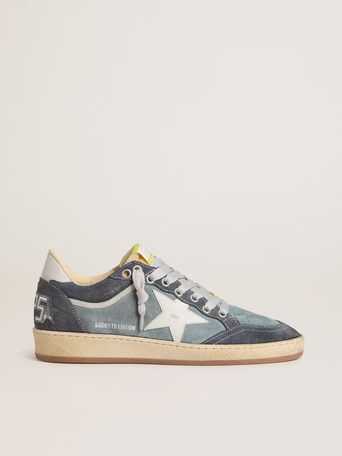 Golden Goose Ball Star Donna LTD in suede azzurro con stella e talloncino in pelle bianco latte