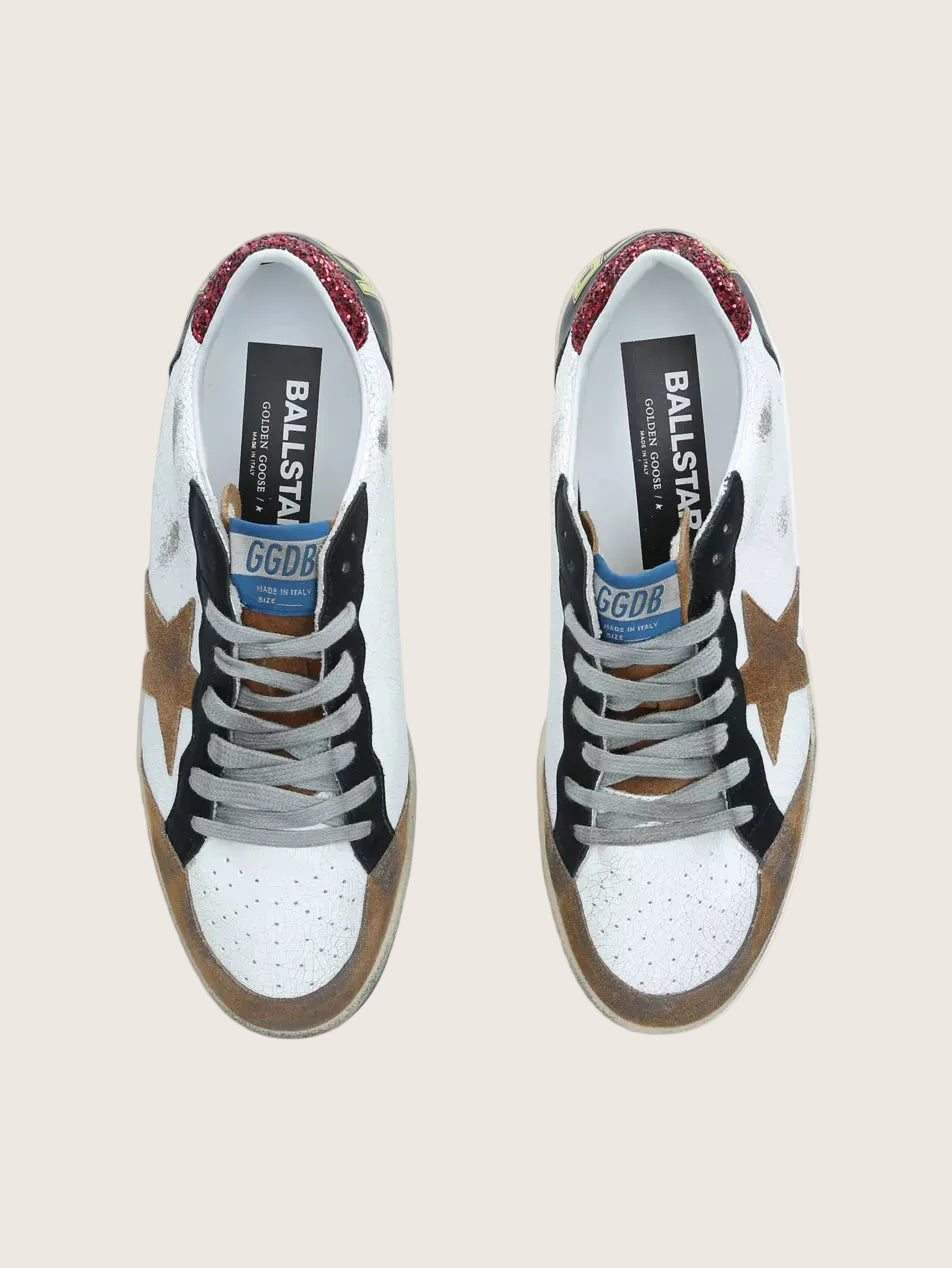 Golden Goose Ball Star in pelle bianca con stella suede marrone e talloncino glitter rosso