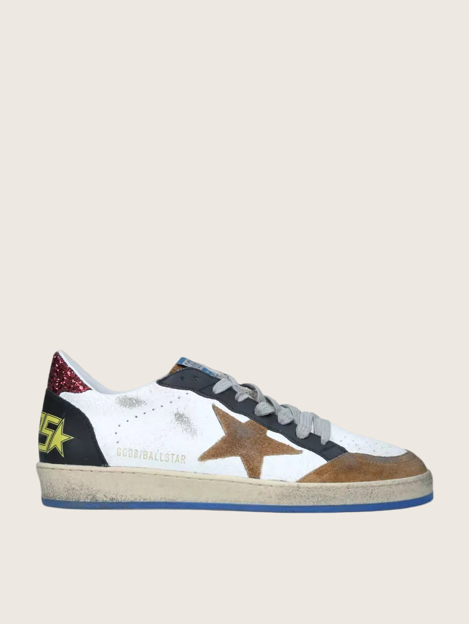 Golden Goose Ball Star in pelle bianca con stella suede marrone e talloncino glitter rosso